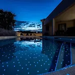 Vila Speranza With Illuminated Pool *