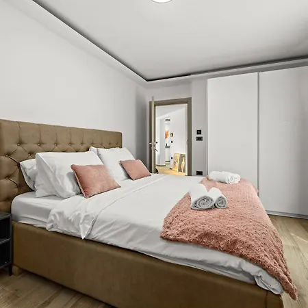 Villa Speranza With Illuminated Pool