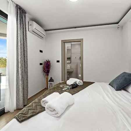 Speranza With Illuminated Pool Villa *