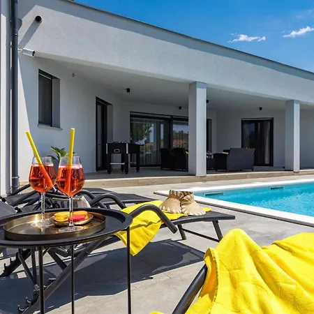 Speranza With Illuminated Pool فيلة بولا