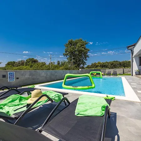 Speranza With Illuminated Pool Pula