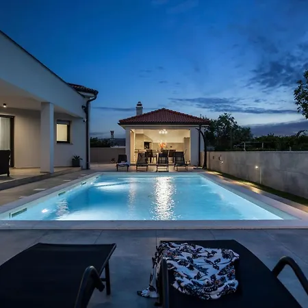 Speranza With Illuminated Pool * Pula
