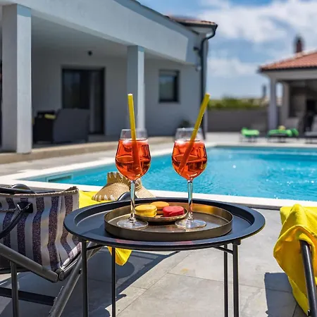 Speranza With Illuminated Pool Villa Pula