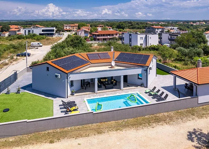 Speranza With Illuminated Pool וילה *