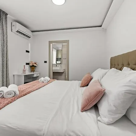 빌라 Speranza With Illuminated Pool