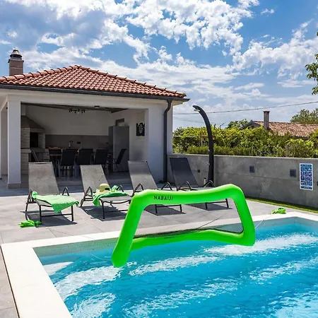 빌라 Speranza With Illuminated Pool 풀라