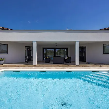 빌라 Speranza With Illuminated Pool 풀라