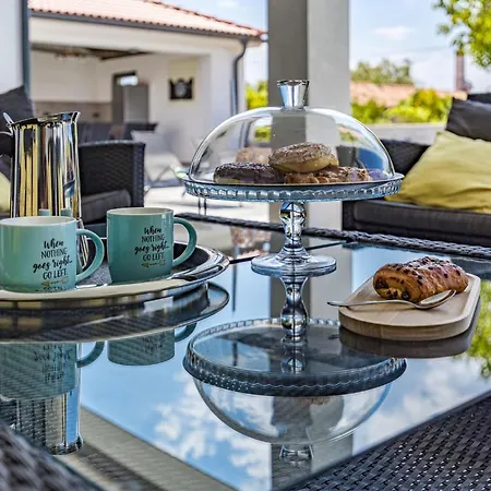 빌라 Speranza With Illuminated Pool