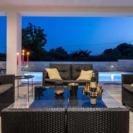 Speranza With Illuminated Pool 빌라 *