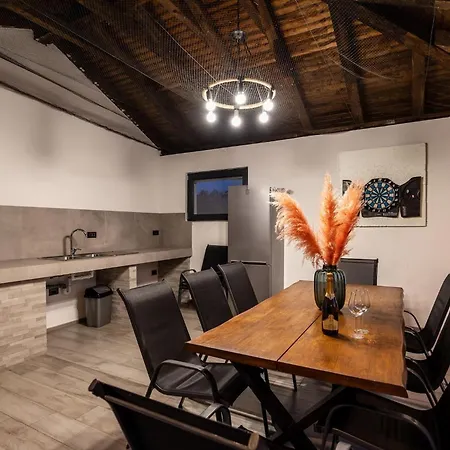 빌라 Speranza With Illuminated Pool *