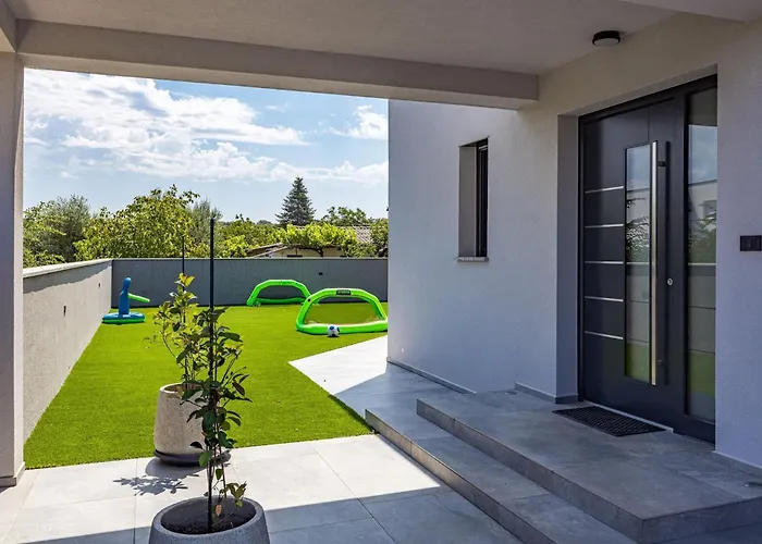 Speranza With Illuminated Pool Βίλα