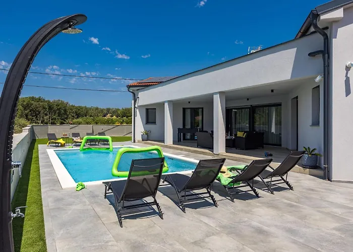 Speranza With Illuminated Pool Βίλα Πούλα