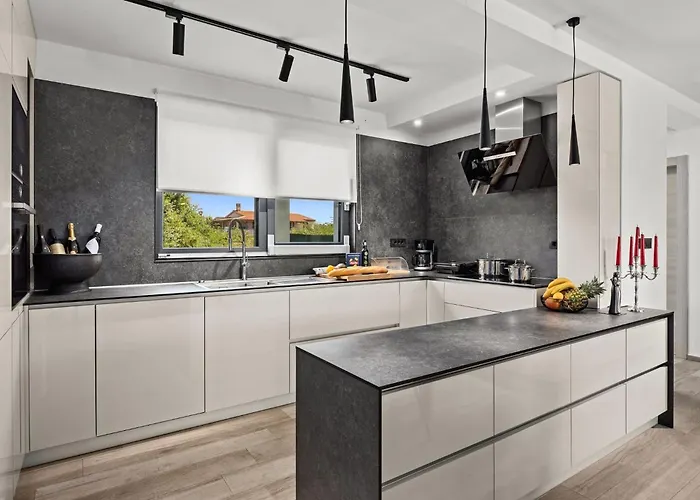 Speranza With Illuminated Pool Vila