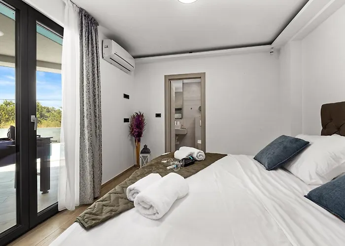 Speranza With Illuminated Pool Vila *