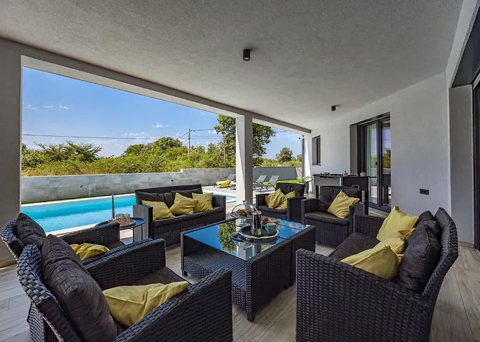 Speranza With Illuminated Pool Vila Pula