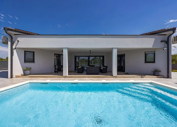 Βίλα Speranza With Illuminated Pool Πούλα