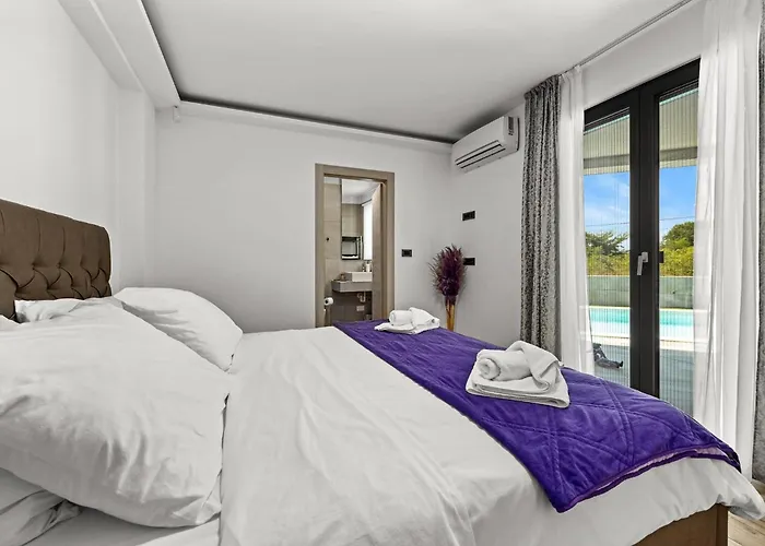 Speranza With Illuminated Pool Vila