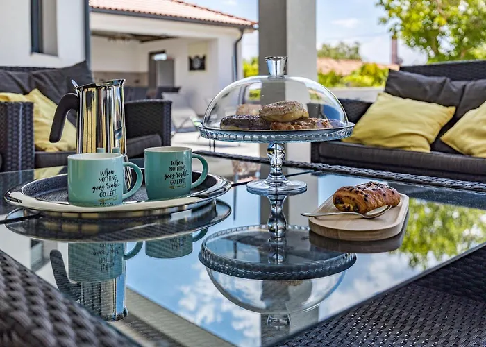 Βίλα Speranza With Illuminated Pool