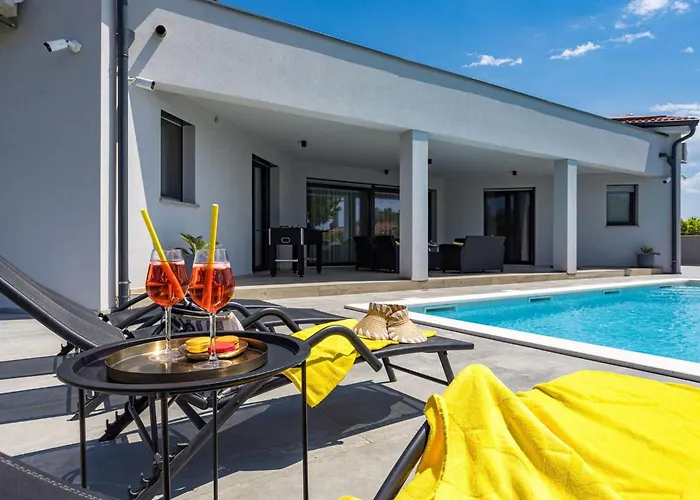 Speranza With Illuminated Pool Vila Pula