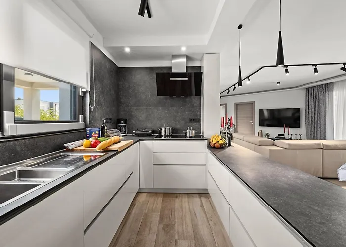 Βίλα Speranza With Illuminated Pool Πούλα