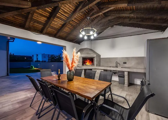 Speranza With Illuminated Pool Βίλα