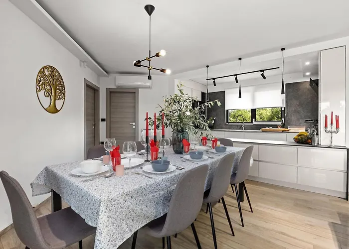 Speranza With Illuminated Pool Vila Pula