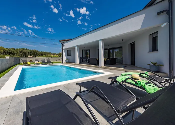 Vila Speranza With Illuminated Pool