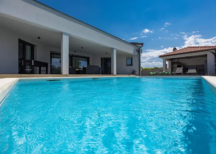 Βίλα Speranza With Illuminated Pool Πούλα