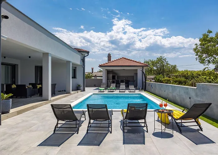 Speranza With Illuminated Pool *