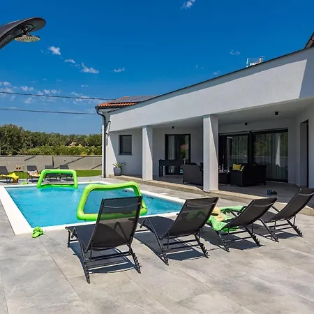 Speranza With Illuminated Pool Villa Pula