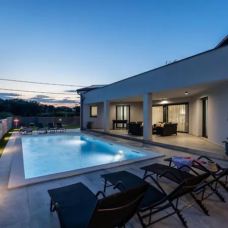 Speranza With Illuminated Pool Pula