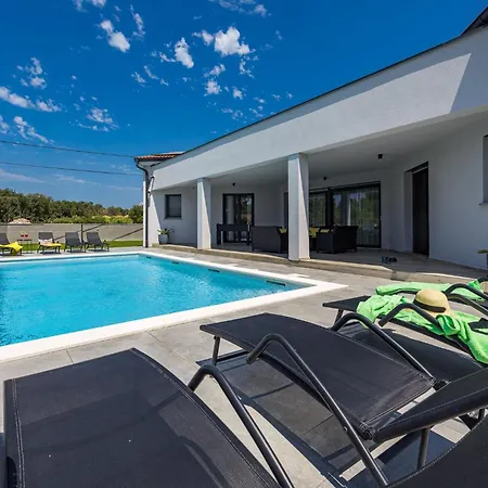 Villa Speranza With Illuminated Pool
