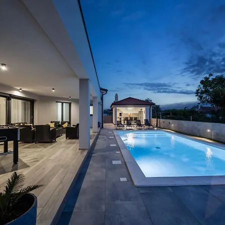 Villa Speranza With Illuminated Pool